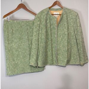24W, Oscar de la Renta, vintage suit green & teal colour, excellent condition.￼